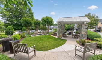 4113 S FOUR MILE RUN Dr 102, Arlington, VA 22204