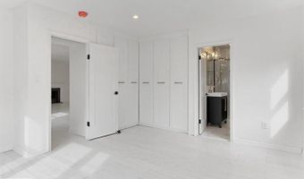 2501 CREST St, Alexandria, VA 22302