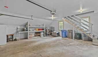 8 North Dr, Middletown, RI 02842