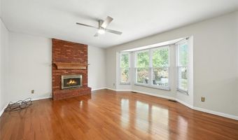 1043 Oakwood Farms Ln, Ballwin, MO 63021
