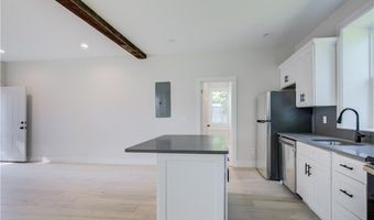 556 E Main Rd, Middletown, RI 02842