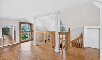 207 Pawson Rd, Branford, CT 06405