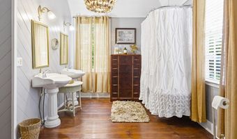128 4th St, Apalachicola, FL 32320