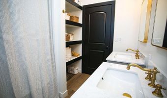 811 S Ibis St, Aberdeen, SD 57401