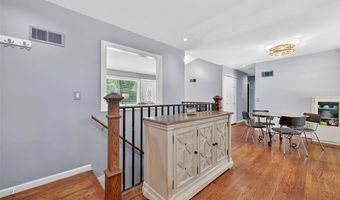 124 Vlasis Dr, Ballwin, MO 63011