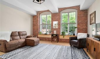 2 School St 108, Lincoln, RI 02802