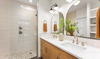 3443 N 33rd St Middle Unit, Boise, ID 83703