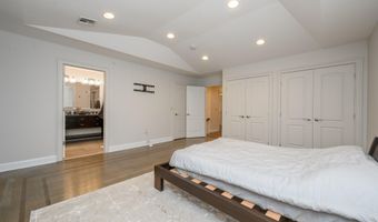 25 White Oak Ln, Aberdeen, NJ 07747