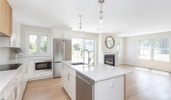 10 Mount Hope Ave, Portsmouth, RI 02871