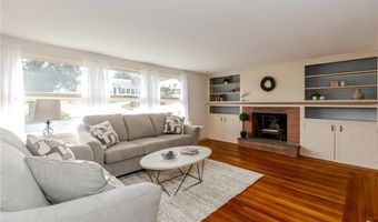 22 Whitewood Dr, Cranston, RI 02920