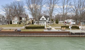 206 Edgewater Dr, Algonac, MI 48001