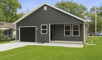 915 S Hudson Ave, Aurora, MO 65605