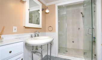 6 Margo Ct, Airmont, NY 10901