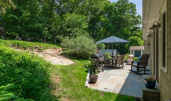 31 Wildwood Dr, Branford, CT 06405