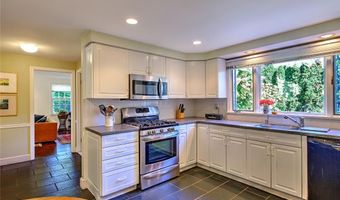 20 Wildflower Rd, Barrington, RI 02806