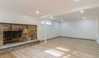 8 Laurel Dr, Brookfield, CT 06804