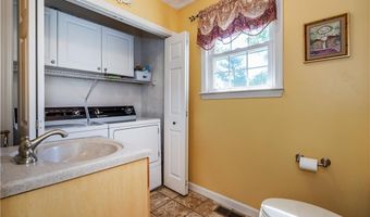33 Oak Hill Dr, Johnston, RI 02919