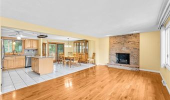 71 Hawthorne Pl, North Providence, RI 02904