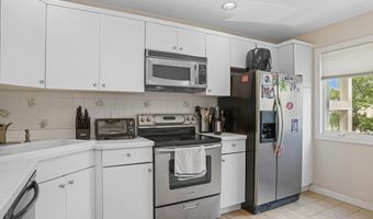 11 Boulevard Dr 10-44, Danbury, CT 06810