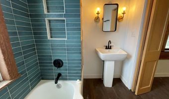 212 N WATER St, Algoma, WI 54201