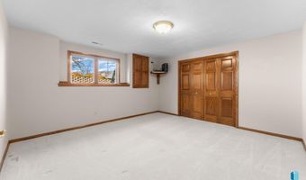 417 E Meadowlark Cir, Brandon, SD 57005