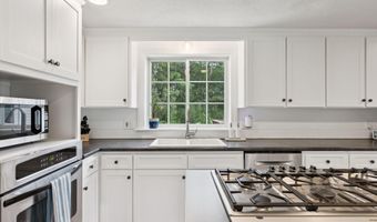 2 Winsome Lea Rd, Falmouth, ME 04105