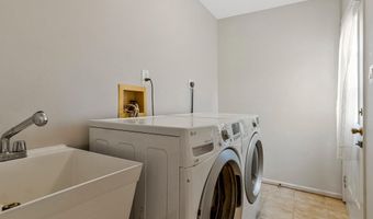 9908 KENTSDALE Dr, Potomac, MD 20854