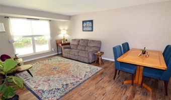 872 Village Brook Ct, Ballwin, MO 63021