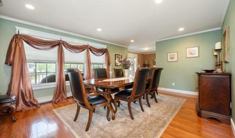 18 South Plz, Amity Harbor, NY 11701