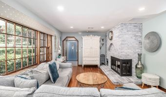 6 Brookdale Ln, Brookfield, CT 06804
