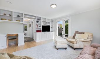 5 Maloney Ln, Middletown, RI 02842