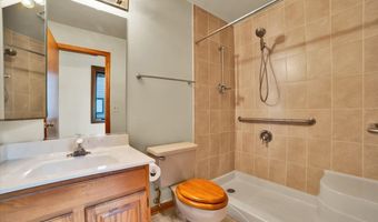 2143 N Juniper Ln, Arlington Heights, IL 60004
