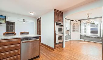 8 Somerset Rd, Cranston, RI 02910