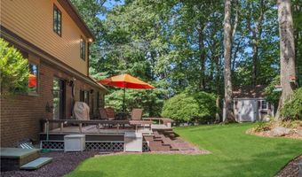 10 Oak Hill Dr, Lincoln, RI 02865