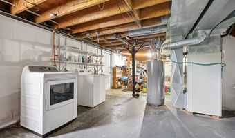 1527 Glenking Ln, Alliance, OH 44601