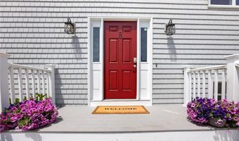 8 SOUTHWEST Rd, Narragansett, RI 02882