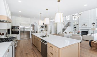 690 Club Dr W, Aurora, OH 44202