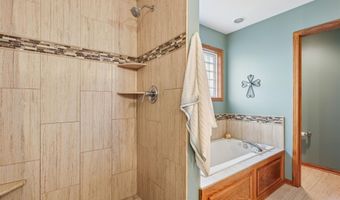 2012 Country Cove Ln, Altoona, IA 50009