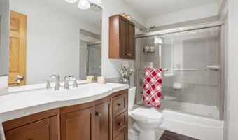 811 Westbury Dr, Algonquin, IL 60102