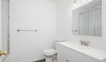 23 Oak Grove Rd, Brookfield, CT 06804