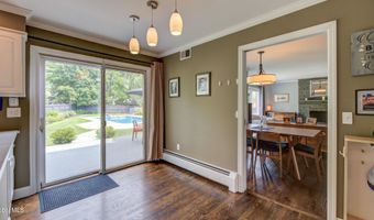 4 Fairway Ct, Albany, NY 12208
