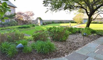 61 Ledge Rd J, Newport, RI 02840