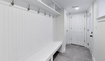 6410 WINNEPEG Rd, Bethesda, MD 20817
