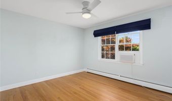 220 Island Dr, Middletown, RI 02842