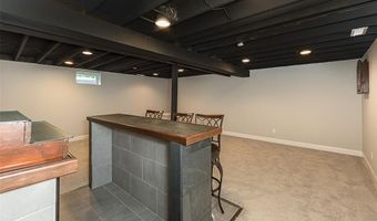 250 Sunset Dr, Ballwin, MO 63011