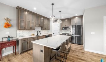 2820 E Daybreak Cir, Brandon, SD 57005