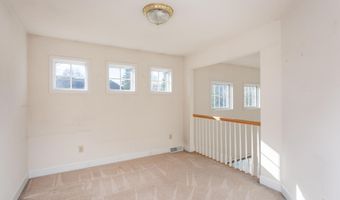 4 Hilander Dr, Albany, NY 12211