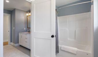 5 Cobblestone St, Falmouth, ME 04105