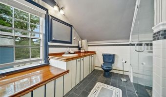 43 Poplar St, Newport, RI 02840