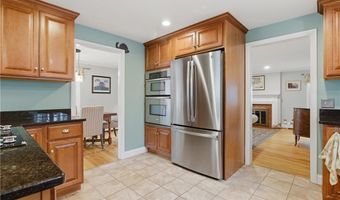 27 Old Meadow Ln, Cumberland, RI 02864